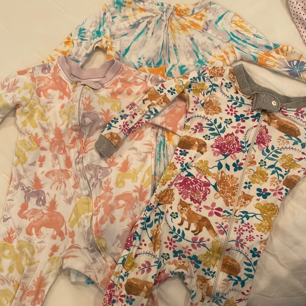 Cotton footies. Two are Burt’s Bees. 6-9 months and 12 months size